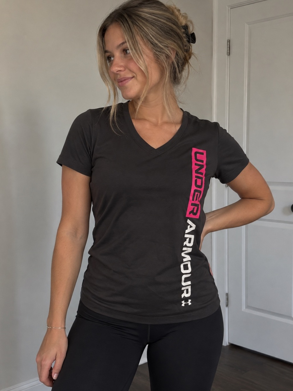 Under Armour Dark Gray V-Neck Graphic Athletic T-Shirt Size S Pink Logo